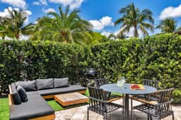 Stylish retreat w/pool, bbq & concierge service