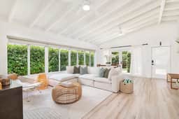 Stylish retreat w/pool, bbq & concierge service