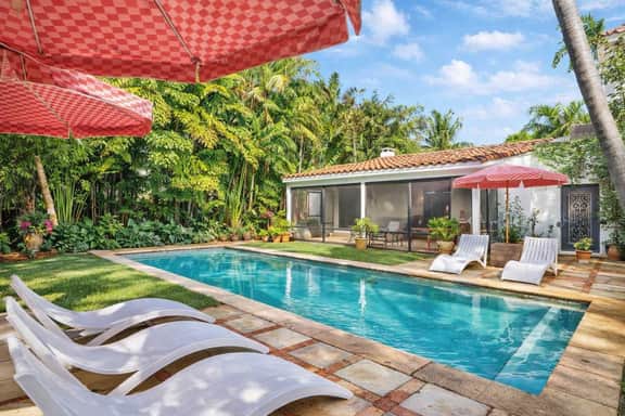 Modern home w/pool, game room & patio