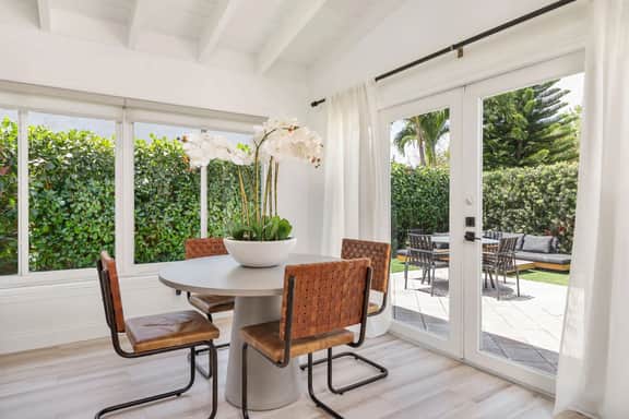 Stylish retreat w/pool, bbq & concierge service