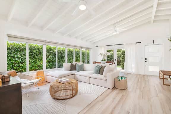 Stylish retreat w/pool, bbq & concierge service