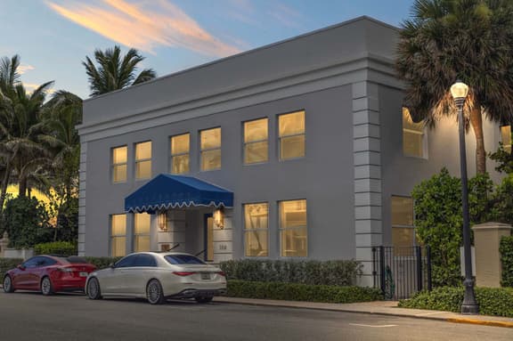 Boutique condo w/oceanfront & steps to Worth Ave