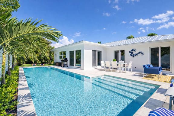 Luxury retreat w/pool oasis & game room