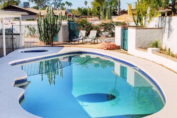 Home w/heated pool, hot tub & outdoor kitchen