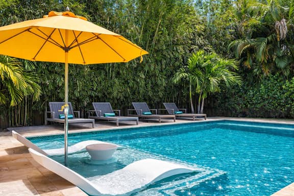 Stylish retreat w/pool, bbq & concierge service